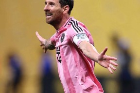 爱游戏体育-梅西迎来五赛季出色发挥，巴黎圣日耳曼观众热烈欢呼！